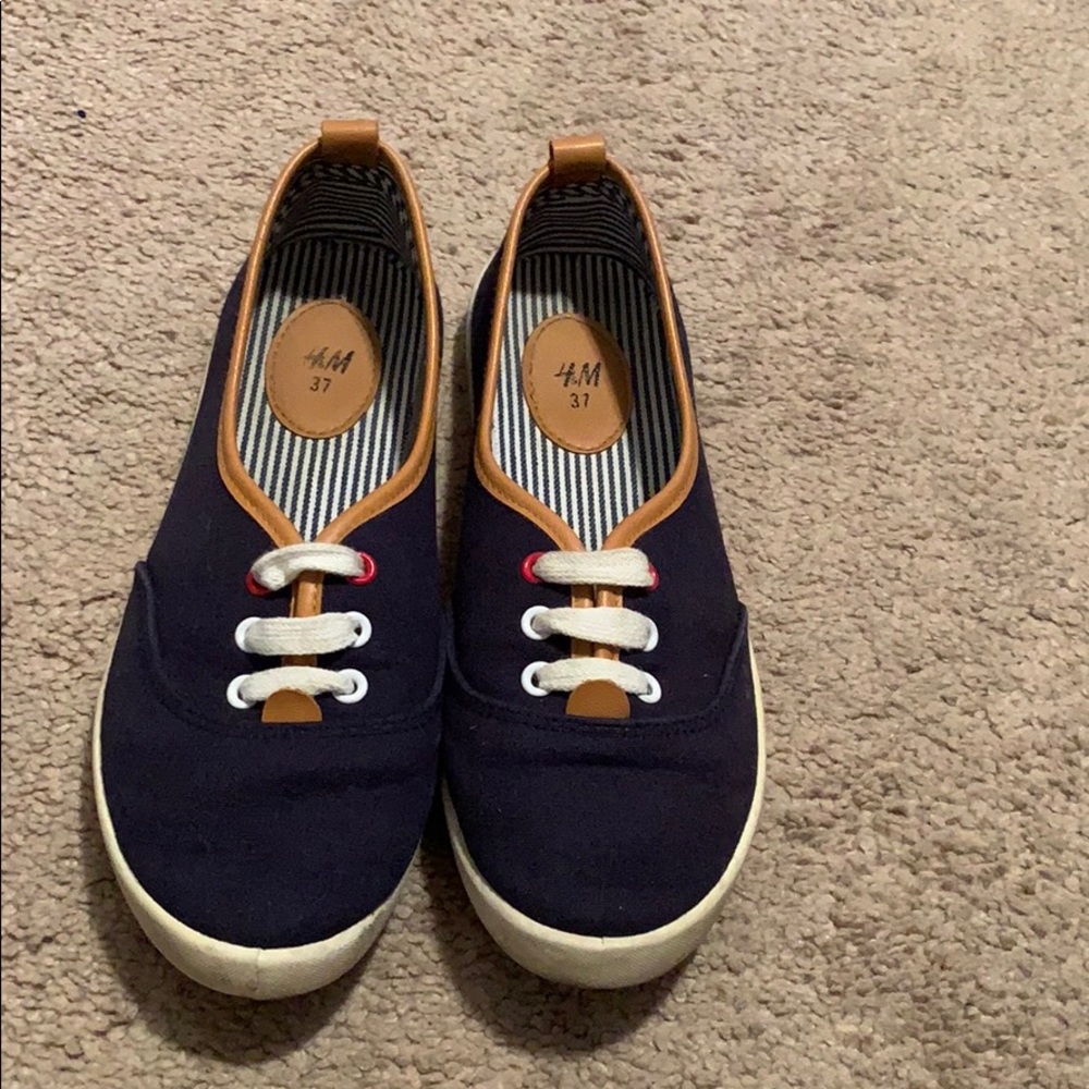 H&M low top flat shoes Size 6 women